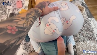 O Femeie Tatuată În Joc Seduce Tânărul Gamer Cu Fundul Ei Mare Și Este Futută Tare În Pov