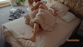 高清色情片,大屁股和手淫导致激烈的性爱